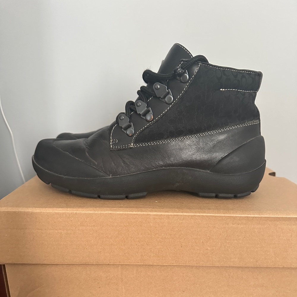 Coach Dyanne Leather Ankle Boot Size 6 Black Logo